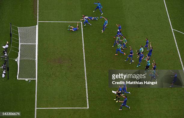 Italy playes celebrate their 2-0 win in the UEFA EURO 2016 round of 16 match between Italy and Spain at Stade de France on June 27, 2016 in Paris,...