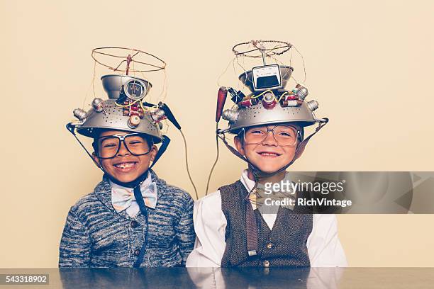 dois rapazes forma como nabos sorridente com mente leitura capacetes - stem assunto imagens e fotografias de stock