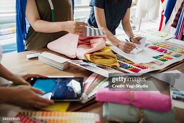 designers de moda, trabalhando em estúdio - indústria têxtil imagens e fotografias de stock