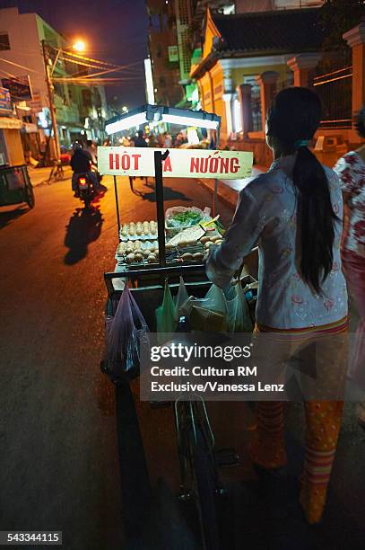 street vendor and cycle cart at night, can tho, vietnam - vietnamese street food stock-fotos und bilder