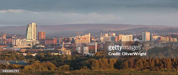 city skyline, leeds, yorkshire, england, uk - leeds skyline stockfoto's en -beelden