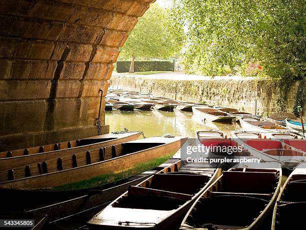 uk, england, oxford, view of punting boats - andando de chalana - fotografias e filmes do acervo