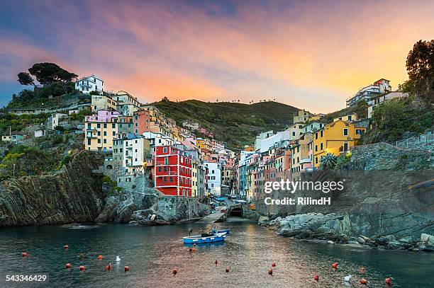 italy, cinque terre, riomaggiore, townscape at sunset - riomaggiore stockfoto's en -beelden