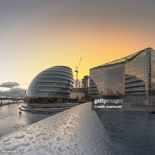 uk, england, london, view of city hall at sunset - mattscutt 個照片及圖片檔