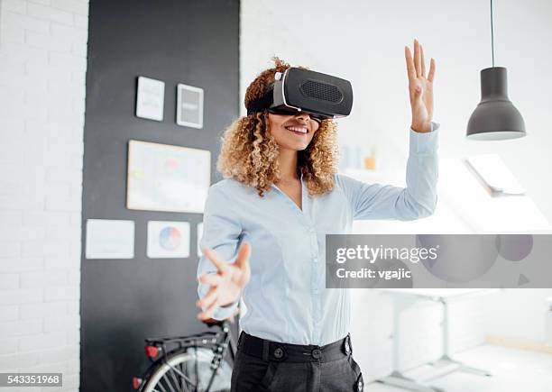 latina mulher de negócios com os óculos de realidade virtual. - vr glasses imagens e fotografias de stock