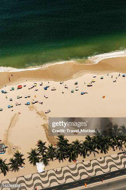 vista aérea de copacabana beach, rio de janeiro, brasil - copacabana rio de janeiro fotografías e imágenes de stock