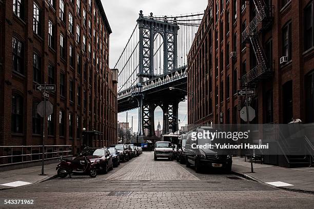 down under the manhattan bridge overpass - brooklyn new york stock-fotos und bilder