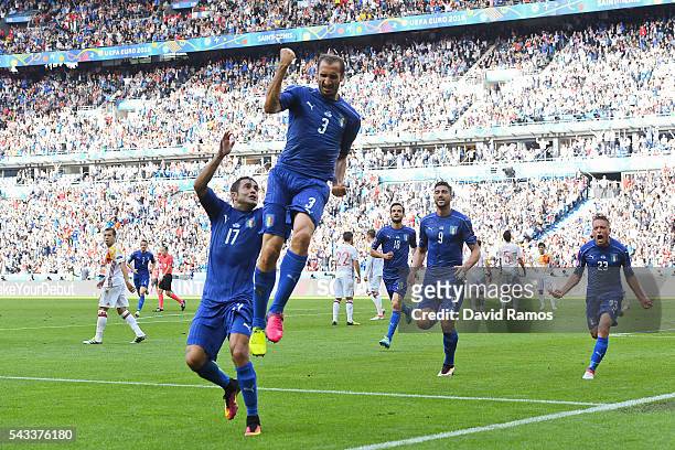 Giorgio Chiellini of Italy celebrates scoring the opening goal with their team mates during their UEFA Euro 2016 round of 16 match between Italy and...