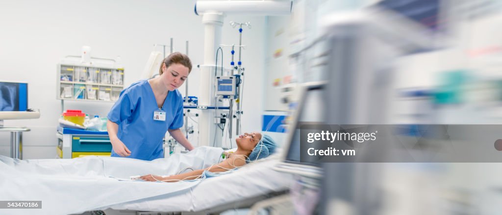 Mujer enfermera con heridas