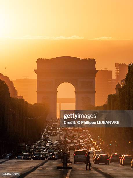 champs-elysees at sunset - champs elysees quarter stock pictures, royalty-free photos & images