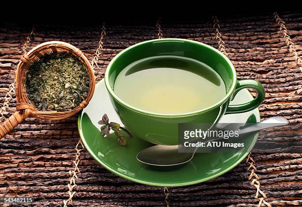 green tea on bamboo - thé vert photos et images de collection