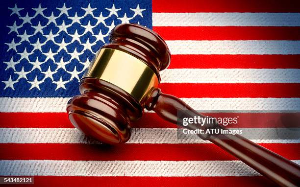 judge's gavel on flag - juez-derecho fotografías e imágenes de stock