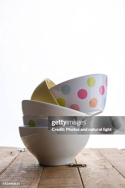 five bowls stacked on a white table - suppenschüssel stock-fotos und bilder