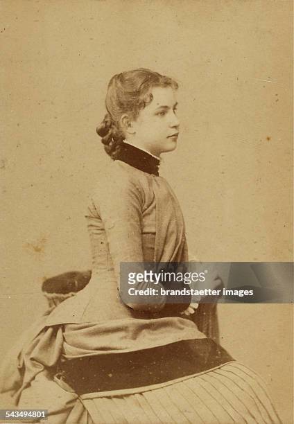 Young woman in profile to the right. Elbow. About 1885. Photograph of Schemboche / Firenze.