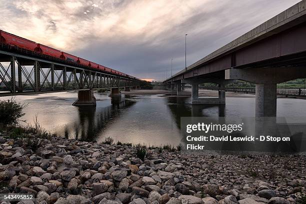 the old train bridge and new traffic bridge - south saskatchewan river 個照片及圖片檔