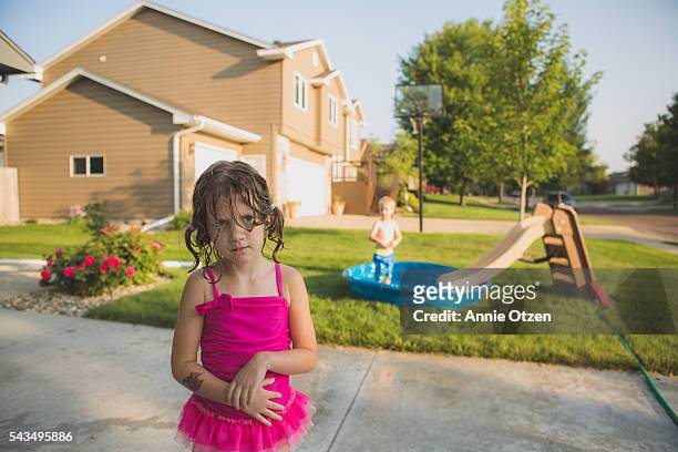 little boy and little girl with kiddie pool - rosa hose photos et images de collection