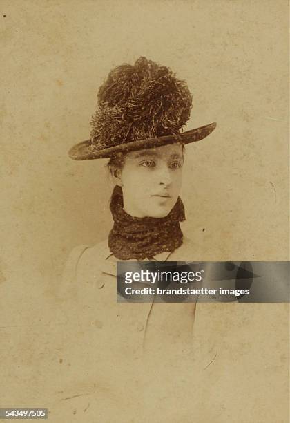 Young woman with dark hat and a dark scarf. About 1890. Photograph by Schemboche / Firenze.