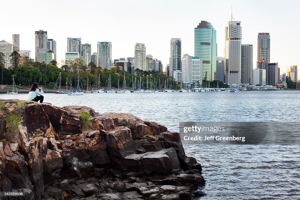 Australia, Brisbane, Kangaroo Point Cliffs Count White Park Brisbane River city skyline