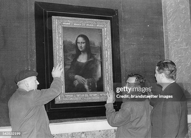 The Mona Lisa is packed for the transport to Washington. Louvre. Paris. December 1962. Photograph.