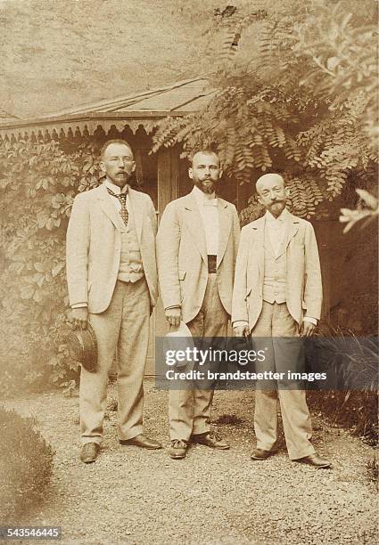 Gustav Klimt between Hermann August Flöge and an unknown man in the garden of the studio in Josefstädterstraße. 1892.