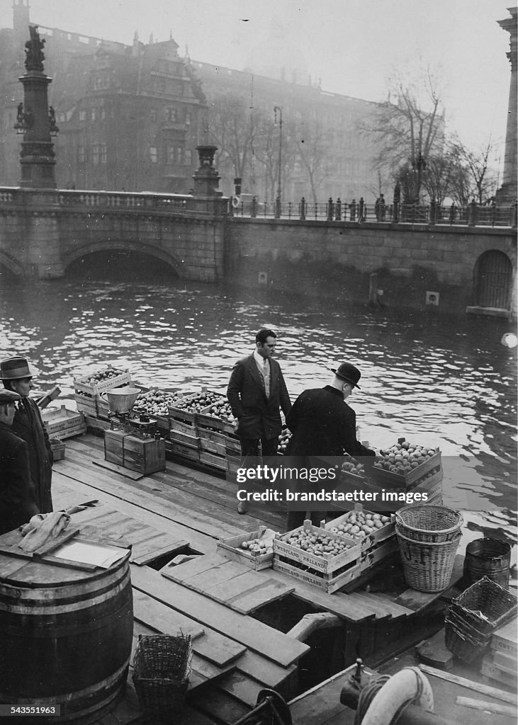 Floating Fruit Market