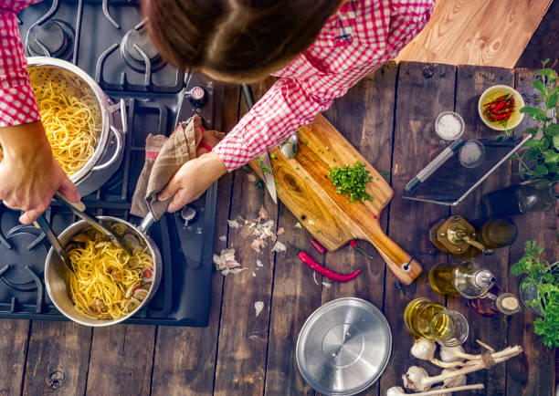 preparing spaghetti with clams - spaghetti with herb garlic chilli stock pictures, royalty-free photos & images