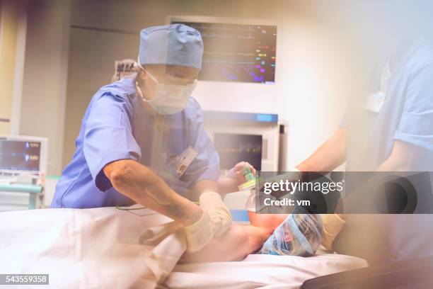 enfant avec masque à oxygène en salle d'opération - pédiatre photos et images de collection
