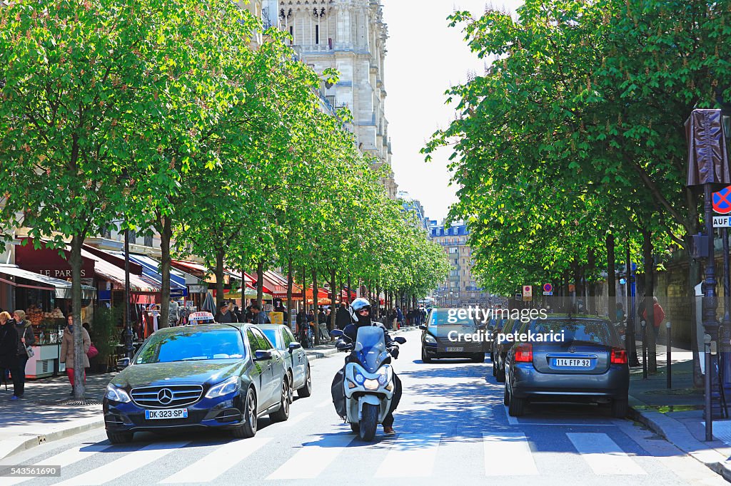 Circulation sur une rue parisienne