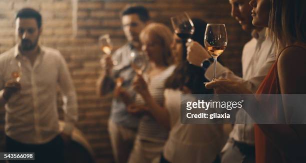 degustación de vinos en una bodega de vinos. - sabor fotografías e imágenes de stock
