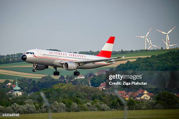 austrian airlines landung im schwechat flughafen - flughafen wien stock-fotos und bilder