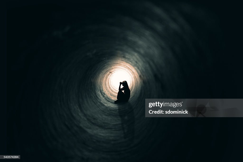 Mujer en un lugar oscuro medida