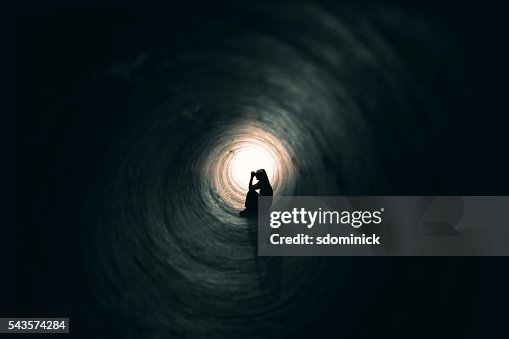 Mujer en un lugar oscuro medida Mujer en un lugar oscuro medida