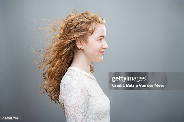 portrait of young woman with red hair, side on. - girl side view stockfoto's en -beelden