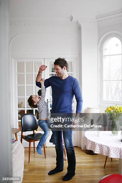a dad playing with his 5 years old son - father and son playing stock-fotos und bilder