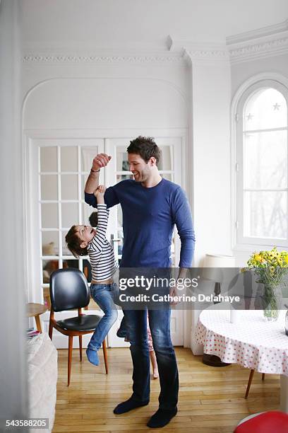 a dad playing with his 5 years old son - family with one child fotografías e imágenes de stock