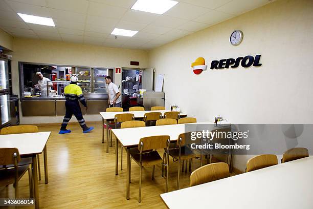 13 Aboard The Repsol Sa Casablanca Oil Platform Photos & High Res ...