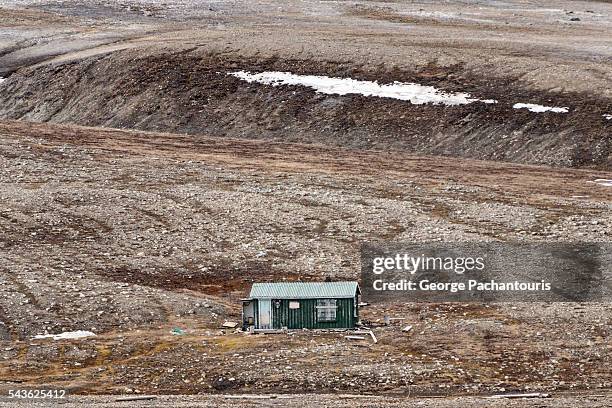 isolated cabins in spitsbergen. - svalbard global seed vault stock pictures, royalty-free photos & images