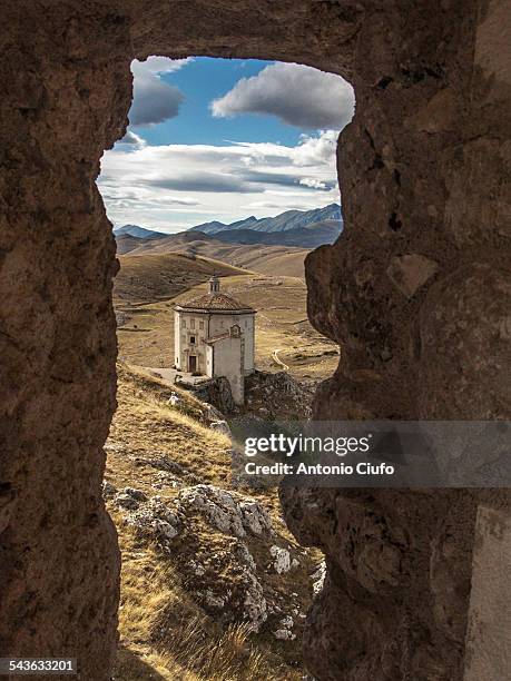 rocca di calascio - abruzzo - rocca calascio stock pictures, royalty-free photos & images