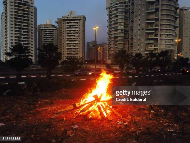 bonfire in the middle of residential neighborhood - lag baomer fotografías e imágenes de stock