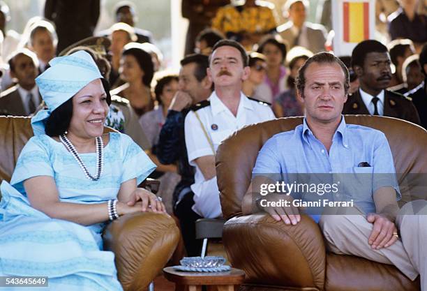 In his official trip to Cameroon, the Spanish King Juan Carlos de Borbon with the wife of President Ahmadou Ahidjo Yaounde, Cameroon..