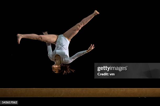 female gymnast on balance beam - 女子体操 個照片及圖片檔