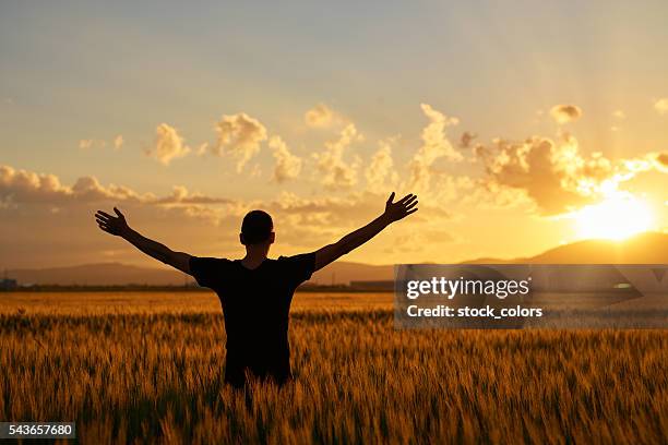 atardecer, la libertad y los sentimientos. - religión fotografías e imágenes de stock
