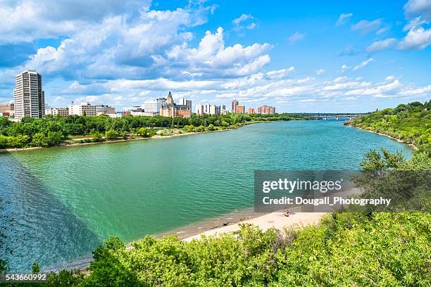 downtown saskatoon in summer. - south saskatchewan river 個照片及圖片檔