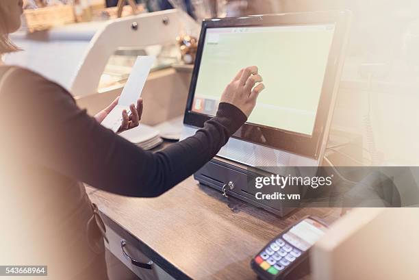 camarera uso de computadora de pantalla táctil en la barra - checkers restaurant fotografías e imágenes de stock