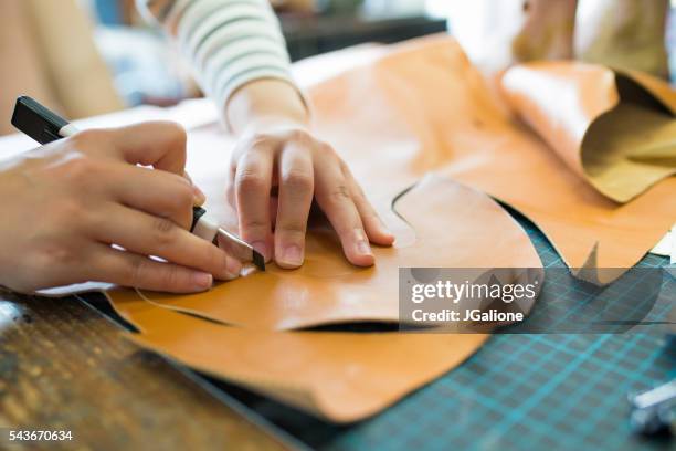 primo piano del taglio della pelle - calzature di pelle foto e immagini stock