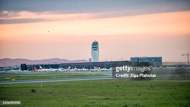 austrian airlines im sonnenuntergang-schwechat entfernt - flughafen wien stock-fotos und bilder