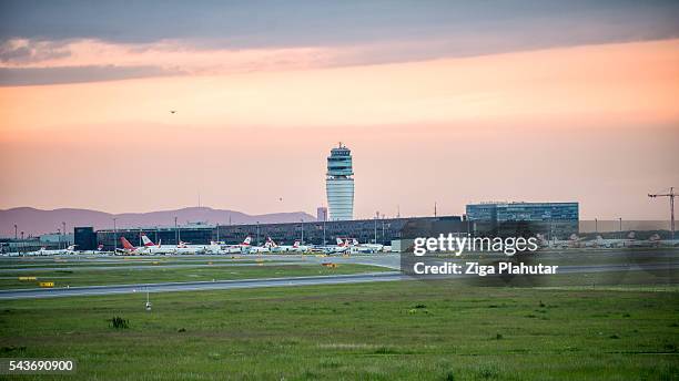 austrian airlines in sunset at schwechat airport - vienna airport stock pictures, royalty-free photos & images