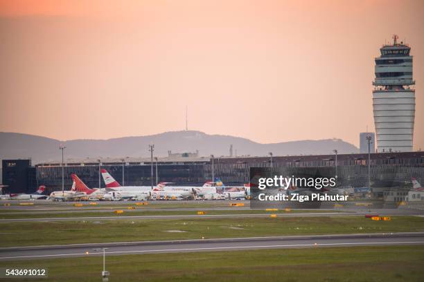 austrian airlines im sonnenuntergang-schwechat entfernt - flughafen wien stock-fotos und bilder