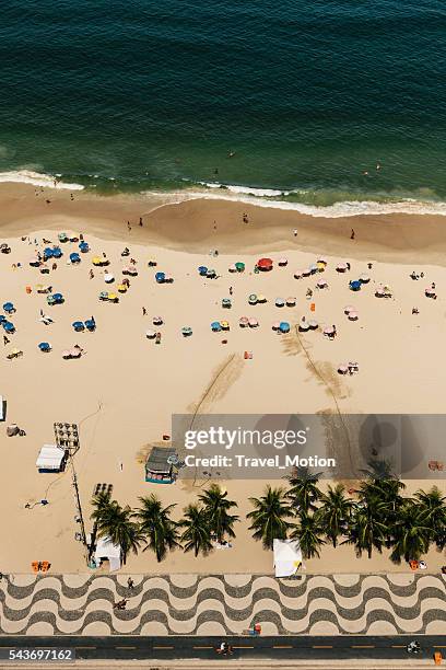 vista aérea de la playa de copacabana - playa de copacabana fotografías e imágenes de stock