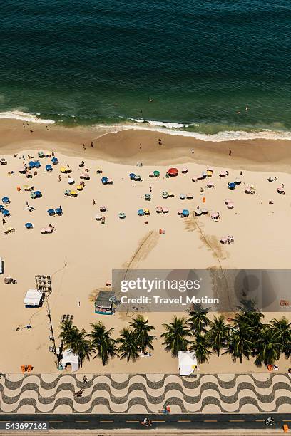 vista aérea de la playa de copacabana - copacabana rio de janeiro fotografías e imágenes de stock